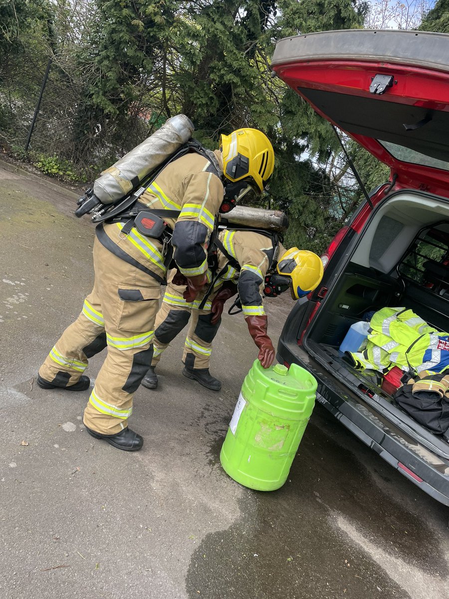SFRS_MDrayton's tweet image. Today we have had a visit from our colleagues from @PreesFire_SFRS  for a joint Hazardous Materials training session 🛢️☠️🧤 Numerous areas covered including #IOR #HazardIdentification #DECON #ProtectingTheEnvironment 🌳🐠 Training to ensure #OperationalExcellence 🚒🧑🏻‍🚒👨🏽‍🚒✅