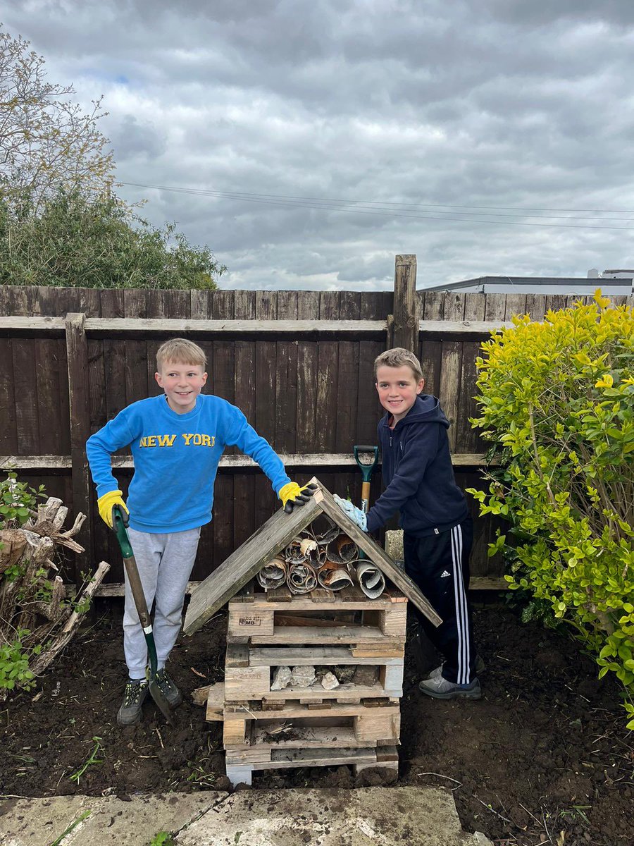 robertbms's tweet photo. A HUGE thank you to all the volunteers that gave up their weekend and helped with the garden revamp today. 4 hours of digging, weeding and building bug hotels. We aim to use the amazing space for outdoor learning and clubs this term #Community #VOICE https://t.co/HYpoqjQMqo