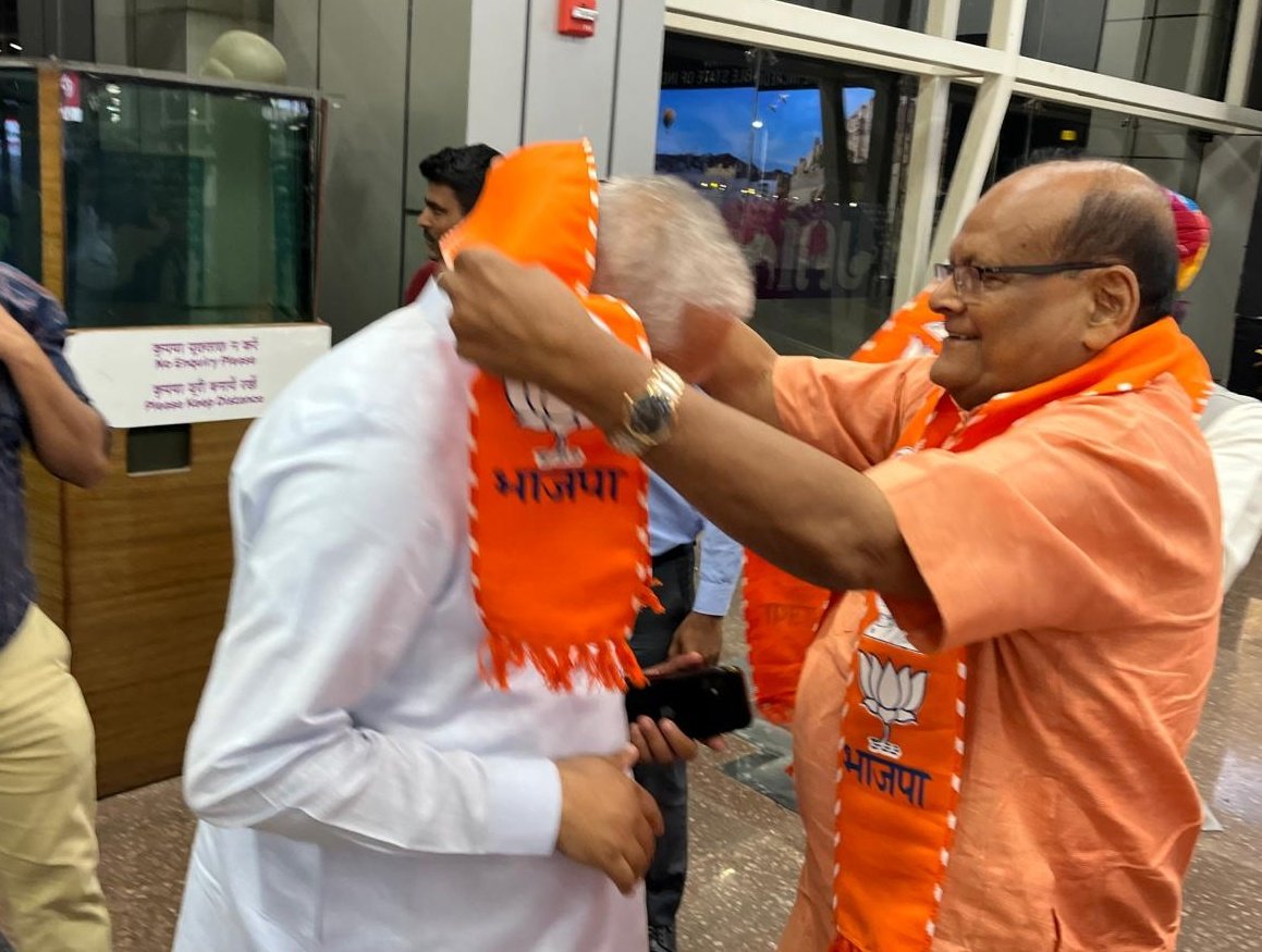 KalicharanSaraf's tweet photo. आज जयपुर एयरपोर्ट पर भारतीय जनता पार्टी के राष्ट्रीय संगठन महामंत्री आदरणीय बी एल संतोष जी का स्वागत एवं अभिनंदन किया।

@blsanthosh @BJP4Rajasthan https://t.co/S16FVsOCEE