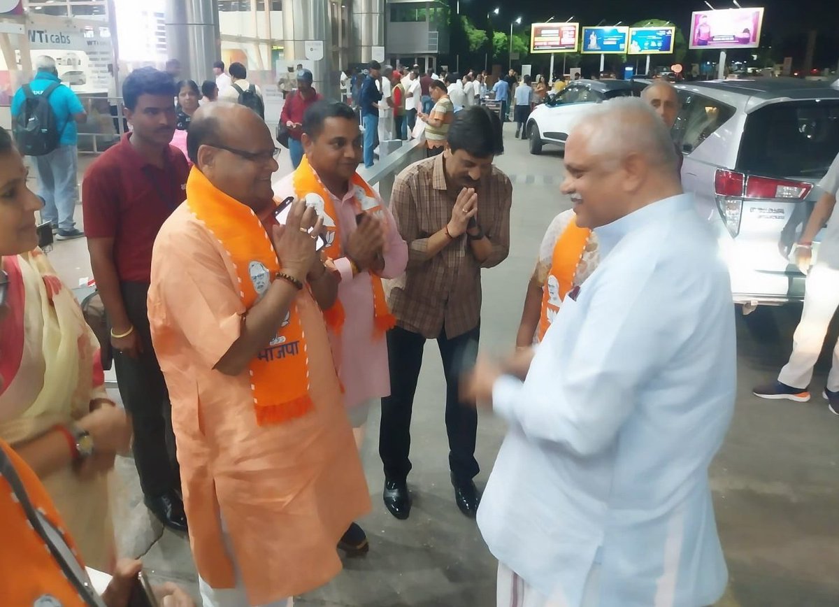 KalicharanSaraf's tweet photo. आज जयपुर एयरपोर्ट पर भारतीय जनता पार्टी के राष्ट्रीय संगठन महामंत्री आदरणीय बी एल संतोष जी का स्वागत एवं अभिनंदन किया।

@blsanthosh @BJP4Rajasthan https://t.co/S16FVsOCEE
