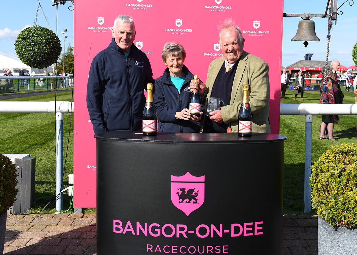 RACE 7 RESULT: THE NIGHTINGALE HOUSE HOSPICE JUNIOR NATIONAL HUNT FLAT RACE 🥇Doctor Kildare 🥈Mythical Moon 🥉Captain Trigger Jockey: @samtwiston Trainer: @sevenbarrows Owners: Walters Plant Hire Ltd 📸 @OffPhoto @NightingaleHH