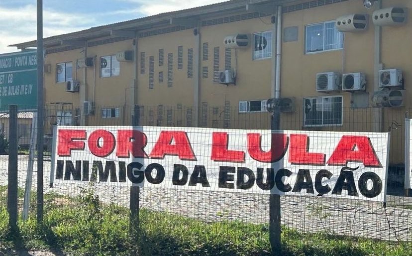 Arrependidos? Professores e servidores da Universidade Federal do Rio Grande do Norte (UFRN) estendem faixa no campus central com a frase: “Fora Lula. Inimigo da educação”. Greve atinge mais de 50 universidades e 79 institutos federais.