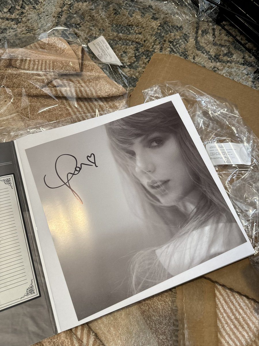 at least my signed vinyl insert is gorg