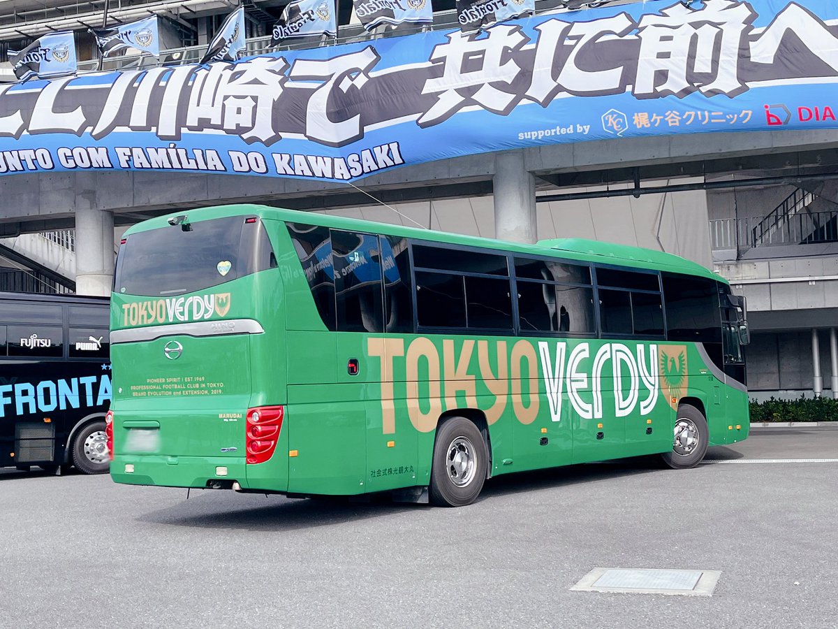 hell_destroy's tweet photo. 今日選手バス初めて見たので。写真だとトミカみたいだけどw デカいしかっこよかった。昔Jリーグのトミカ出てるの見た記憶あるんだけど…選手バスのトミカまた出してほしい https://t.co/rQt5yMeNK4