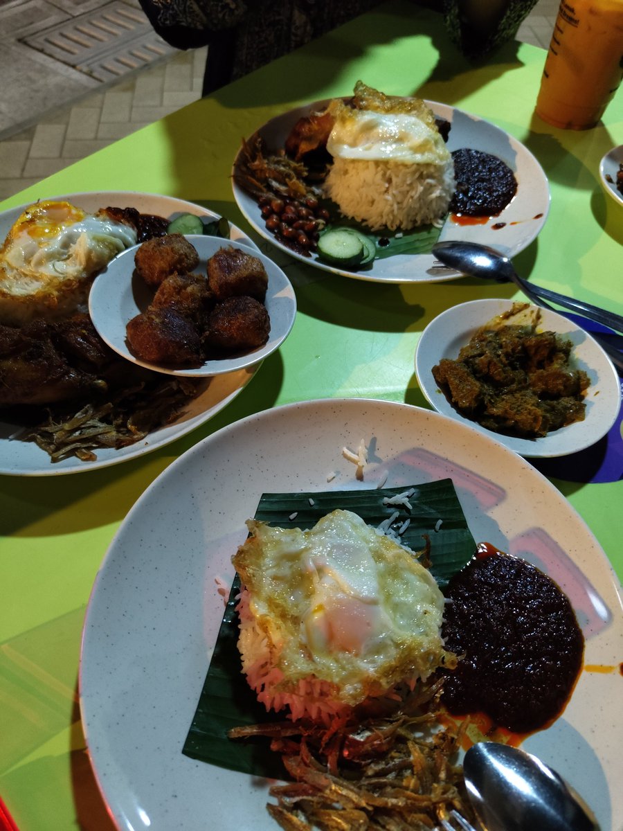 Makan nasi lemak malam malam ✌️
📍Nasi Lemak Burung Hantu, TTDI