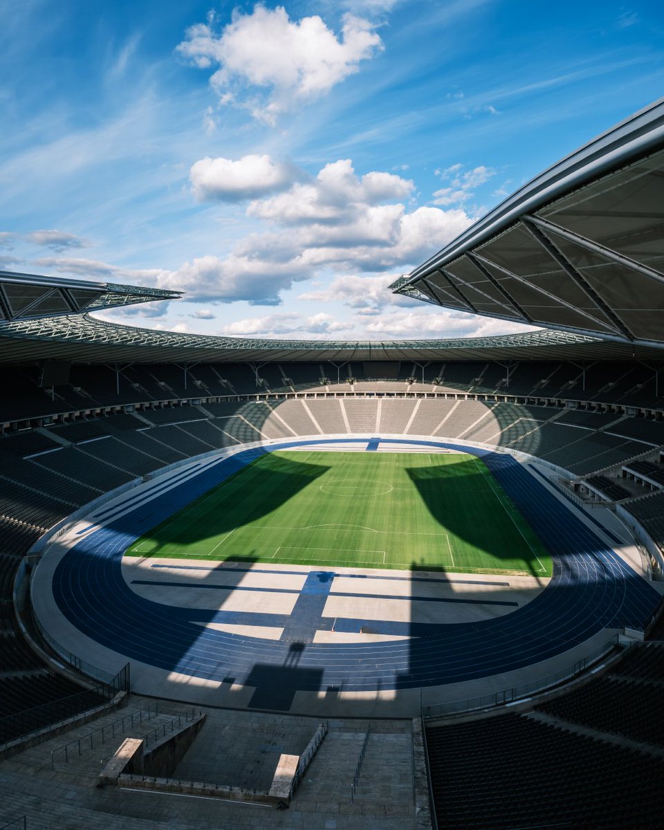 Hier jetzt knapp 70 000 drin, 22 auf dem Platz und in der Ostkurve 'ne Choreo, das wär's. 🤌 #OlympiastadionBerlin #HaHoHe #HerthaBSC