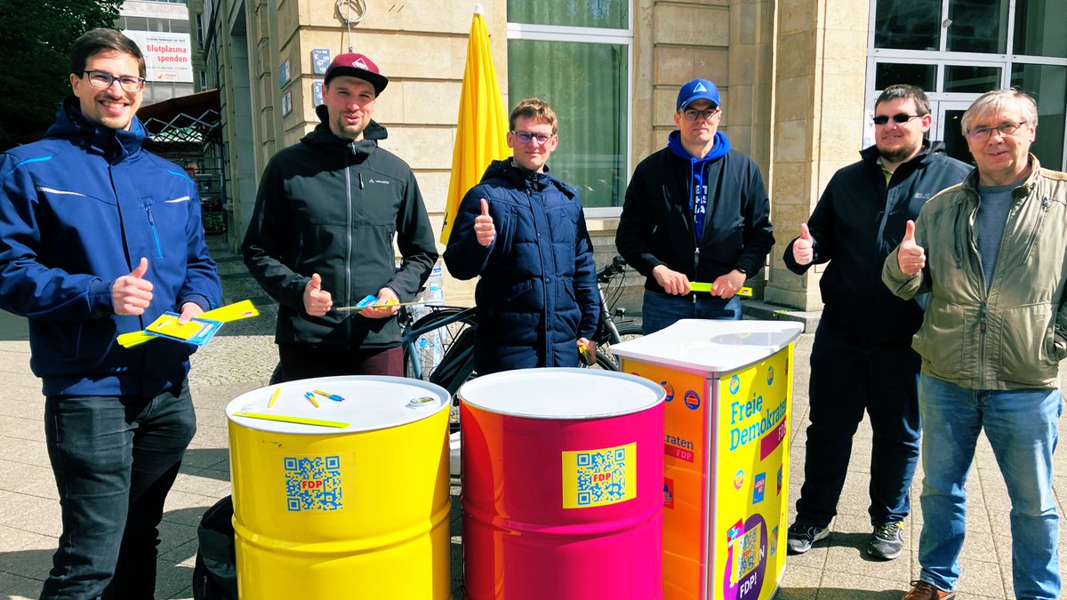 Zu #MACHENstattMECKERN gehört auch, zu allen aktuellen Fragen und unseren Ideen für #Magdeburg im Gespräch zu bleiben - heute gemeinsam mit @lydiahueskens @svenhaller @hsprengkamp @ClemensHoffman3 und Eric Bohun im Stadtzentrum fdp-md.de/project/machen…