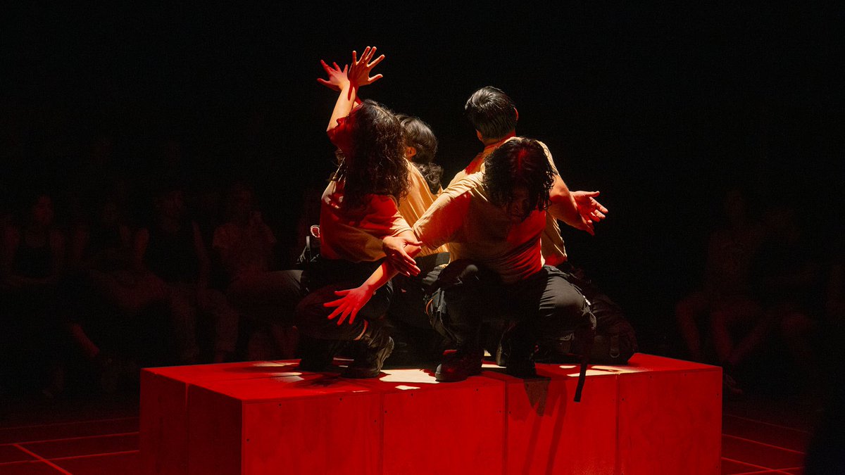 La presentación de la obra 🎭🎬 “La historia del chico que quiso volar con alas de insecto', una comedia sobre la cultura regia 🙋‍♀️🙋‍♂️⛰️, dio inicio al Décimo Tercero Encuentro de Egresados 👩‍🎓👨‍🎓 de la @FAE_UANL 🏫. Conoce más ➡️ vidauniversitaria.uanl.mx/cultura/pinta-…