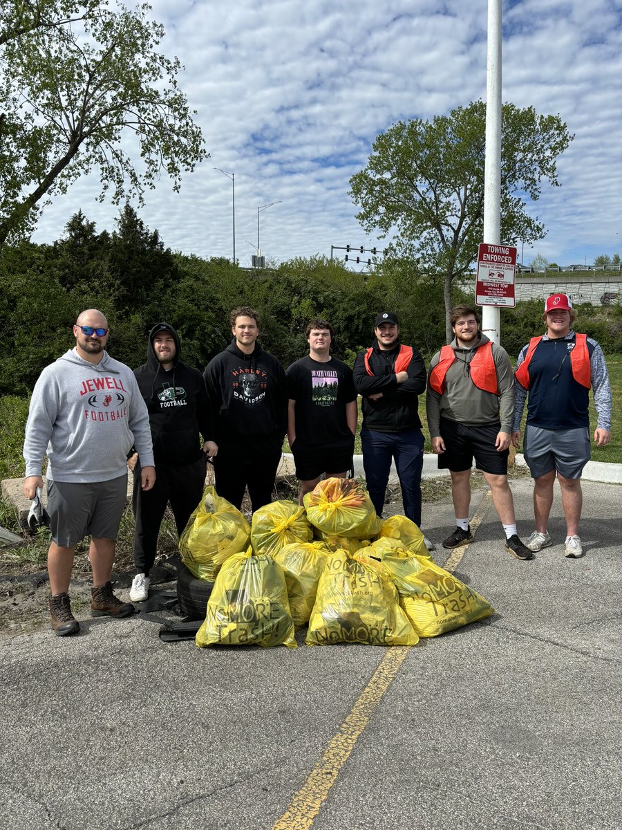 Thanks to these <a href="/JewellFootball/">William Jewell Football</a> players for helping Community Services League and Independence TOGETHER cleanup Day today down in Independence!