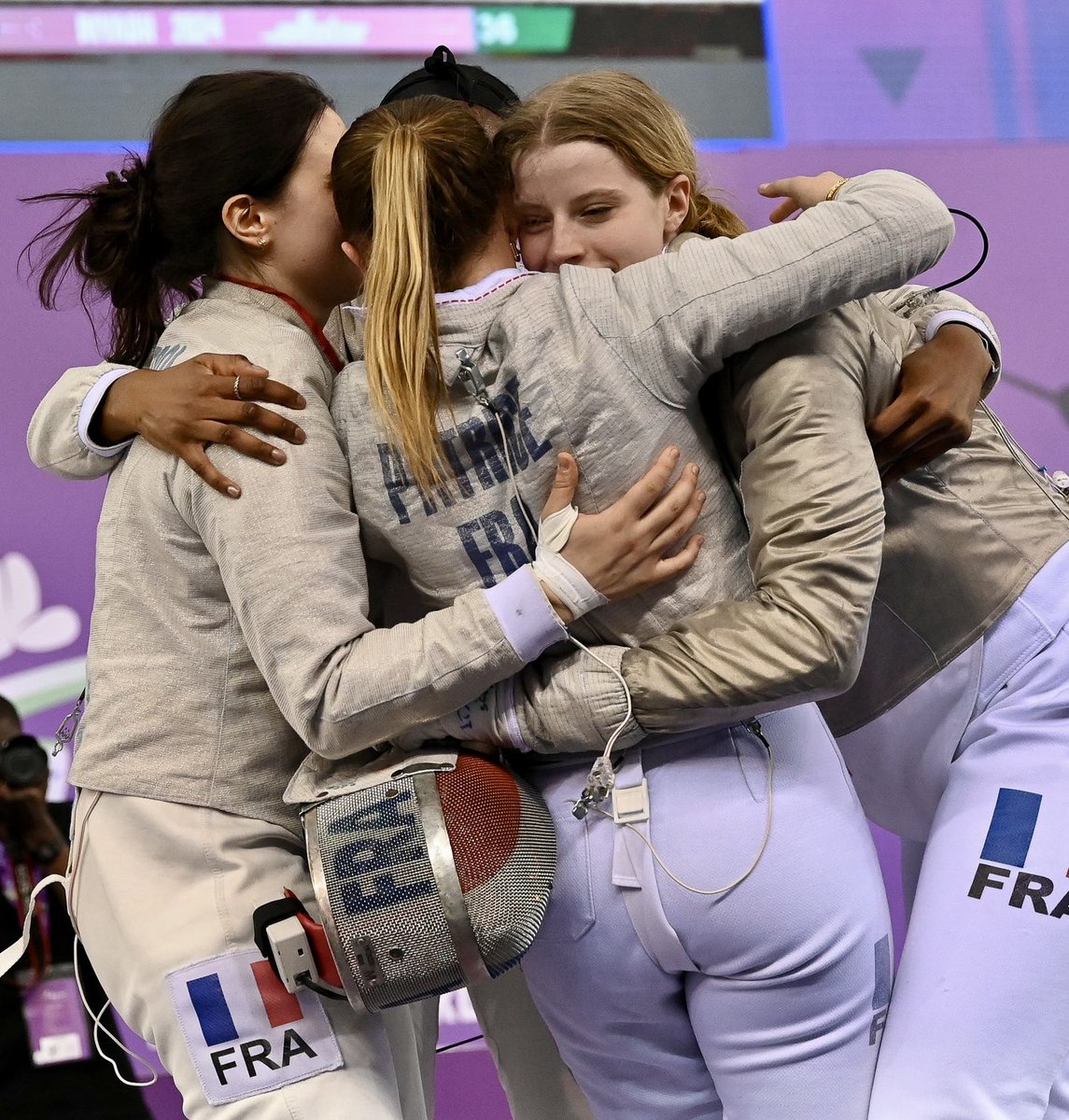 sportricolore's tweet photo. 🇫🇷 CHAMPIONNES DU MONDE 🤩

Nos sabreuses décrochent le titre planétaire aux Mondiaux juniors d’escrime à Riyadh 👏

🥇 Alejandra Manga
🥇 Aurore Patrice
🥇 Roxane Chabrol 
🥇 Toscane Tori https://t.co/lX97OI07G3