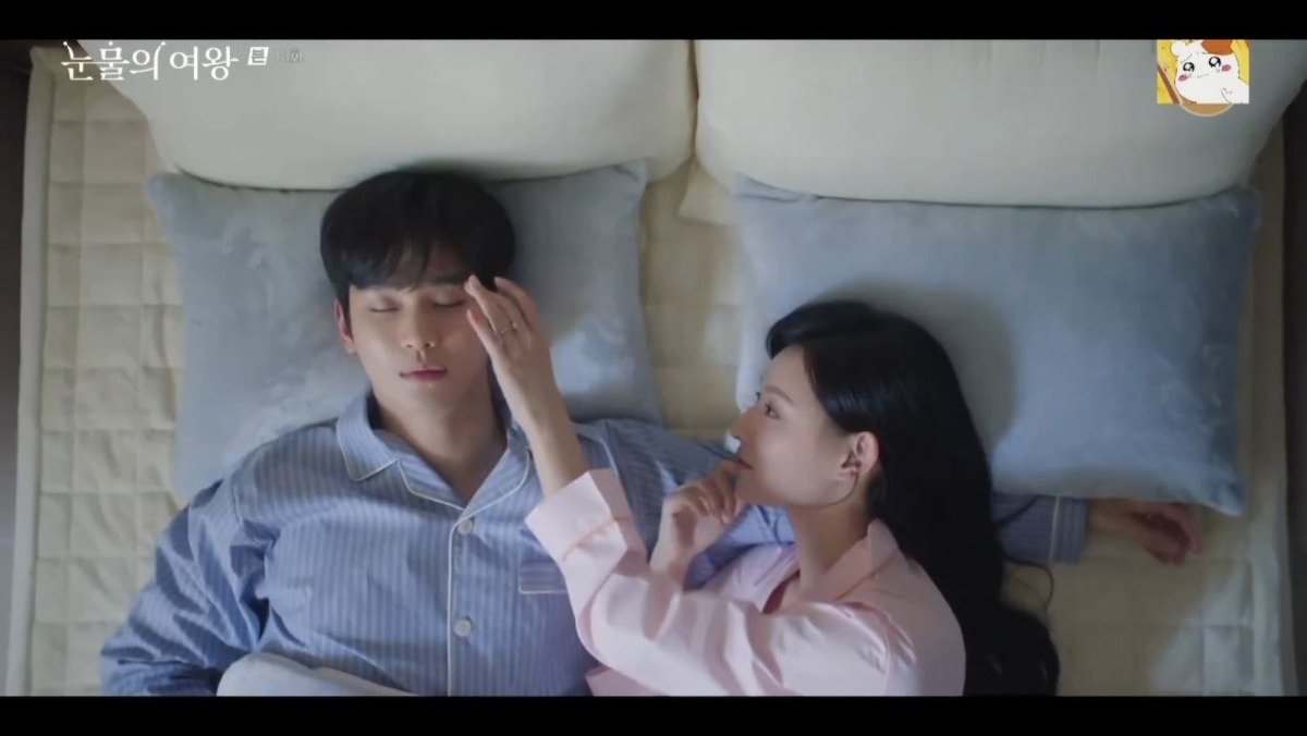 kdrama_menfess's tweet photo. •kdm• ⚠️ 🔥 Queen of Tears 

BIG APPRECIATE FOR KIM SOOHYUN &amp; KIM JIWON. Sumpahh yaa, meskipun couple ini tuh gak banyak kiss/hot scene nyaa, tapi chemistry mereka sebagai pasutri tuh kek dapettt bangett busett. Bahkan sender ngerasa ikut ada butterflies di  (cont..) https://t.co/yo1tni974l