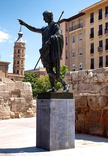 En Zaragoza tenemos una copia en bronce (regalo de Mussolini a la ciudad en 1940 🙄), junto a las murallas, un sitio muy apropiado para él, que fue el fundador de la ciudad. Además, nos sirve para sujetar la torre de San Juan de los Panetes.