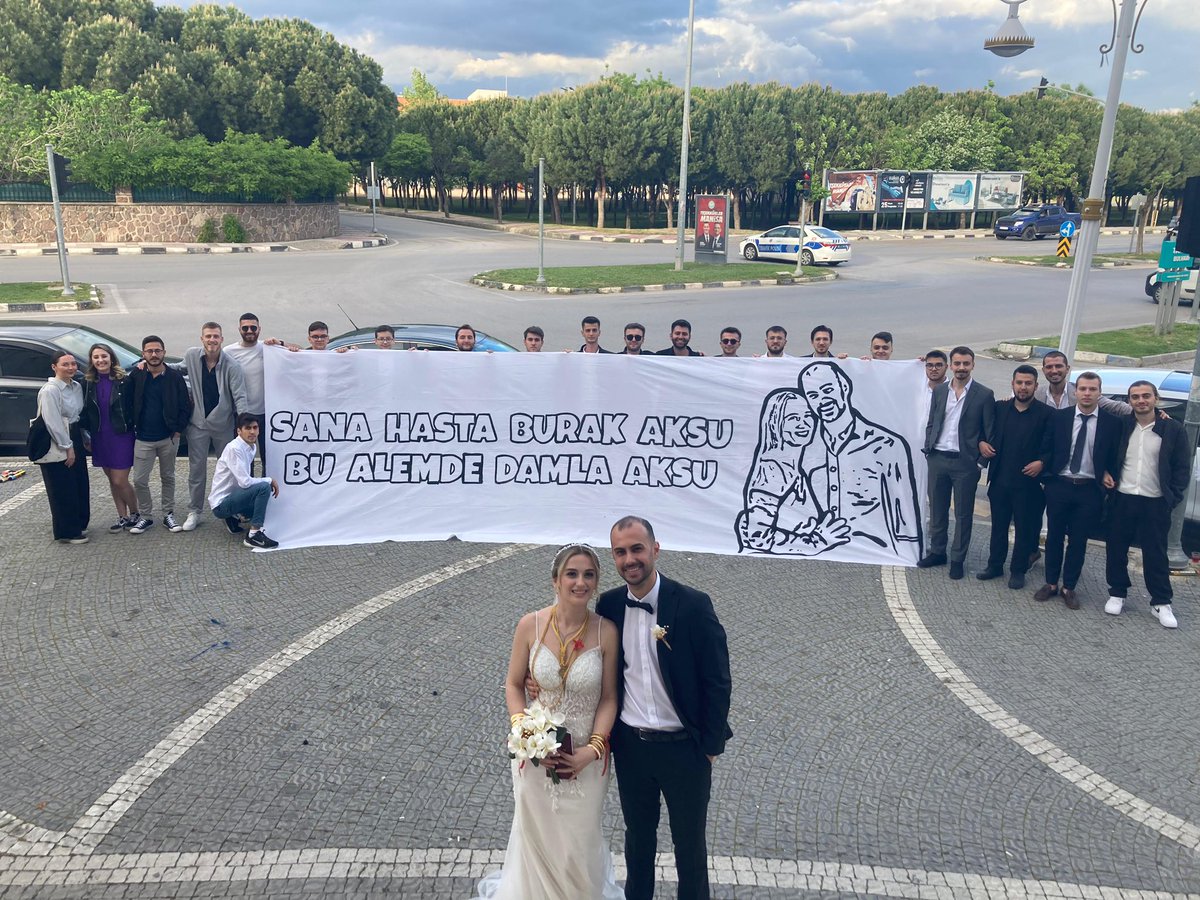 UFBcbu's tweet photo. Örgütlenmemizin eski yönetim kurulu üyelerinden Burak Aksu'yu mutlu gününde yalnız bırakmadık. Bir ömür boyu mutluluklar dileriz. https://t.co/KWfWUcXMux
