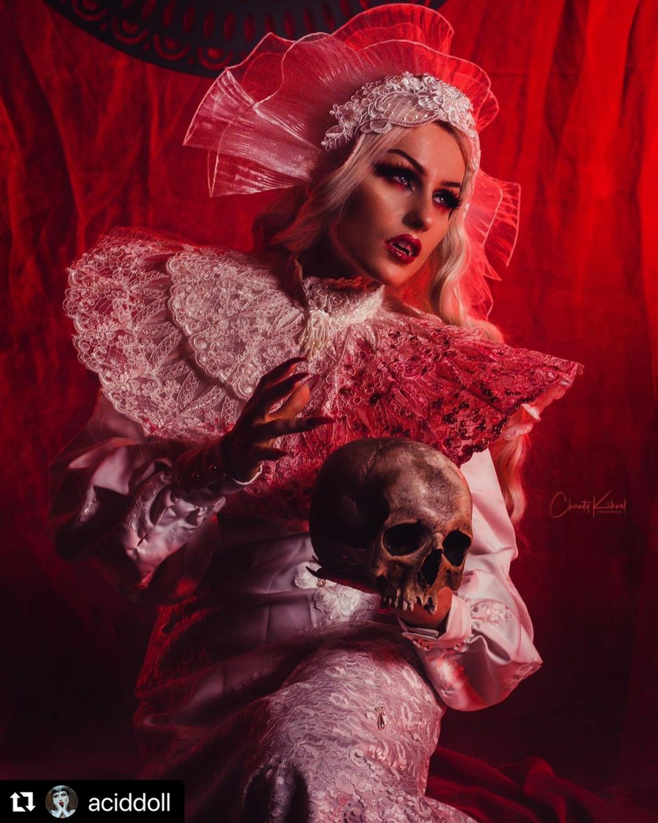 videnoircouture's tweet photo. PSSST… we’re still open for orders, don’t miss the chance to get one of our iconic pieces custom made just for YOU! 

📷 @aciddol by @chantykuehnelfotografie

#videnoir #videnoircouture #customrange #handmade #customopening #vampirestyle #vampirecouture #dracula #lucy #dreamset https://t.co/9nCksgYOux