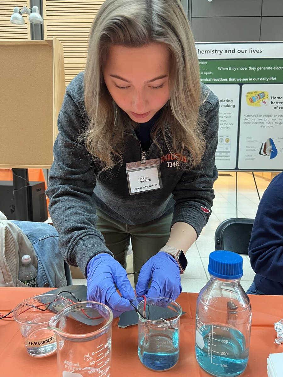 So much fun demonstrating electrochemistry to the little kids with the brilliant team of @ECSorg - Princeton chapter at @Princeton science outreach day!