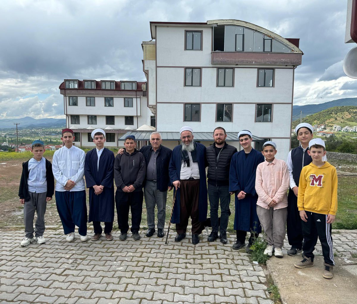 📍Geyve Geyve Eşme Mahallemiz’de Kıymetli Hocamız Ahmet Taşçı’yı ziyaret ederek istişarelerde bulunduk. Hocamıza ve geleceğimizin ışığı olacak çalışkan talebelerimize başarılar dileriz.