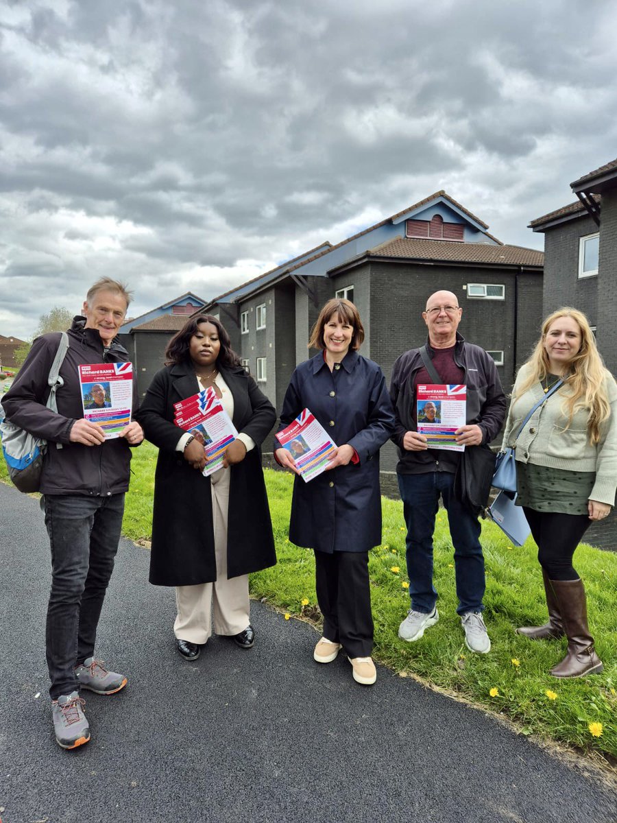 Great to speak to residents on the Spring Valleys yesterday with the local @UKLabour team. Thanks to everyone who told us they’d be voting for Richard Banks in the local elections. Lots of support for @RachelReevesMP at the General Election too!