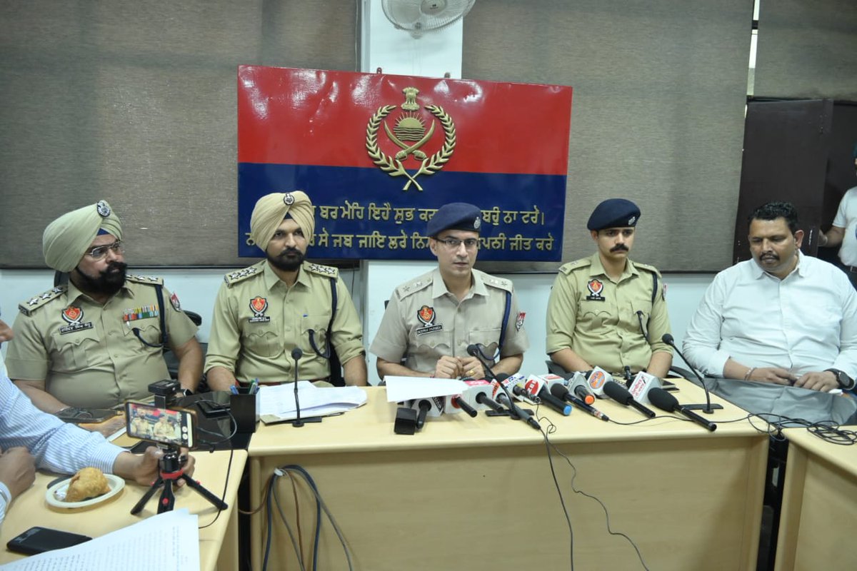 💰 Bathinda Police strikes a blow against drug trafficking, seizing drug money totaling a staggering ₹1.84 crores. A resolute step towards curbing illegal activities and ensuring a safer community. #ActionAgainstDrugs

ਬਠਿੰਡਾ ਪੁਲਿਸ ਵੱਲੋਂ ਨਸ਼ੀਲੇ ਪਦਾਰਥਾਂ ਦੀ ਤਸਕਰੀ ਵਿਰੁੱਧ ਵੱਡੀ…