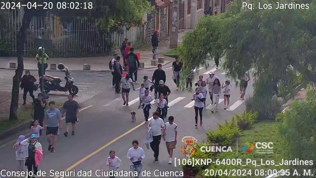 CSC_CUENCA's tweet photo. 💪La seguridad también es apoyar en actividades recreativas, el EOI presente en el evento deportivo realizado por el Colegio Luisa de Jesús Cordero, brindamos apoyo visual y estamos alerta ante cualquier emergencia, junto a @emov_ep construimos una ciudad más segura y en paz. https://t.co/6YgnfYBuHq