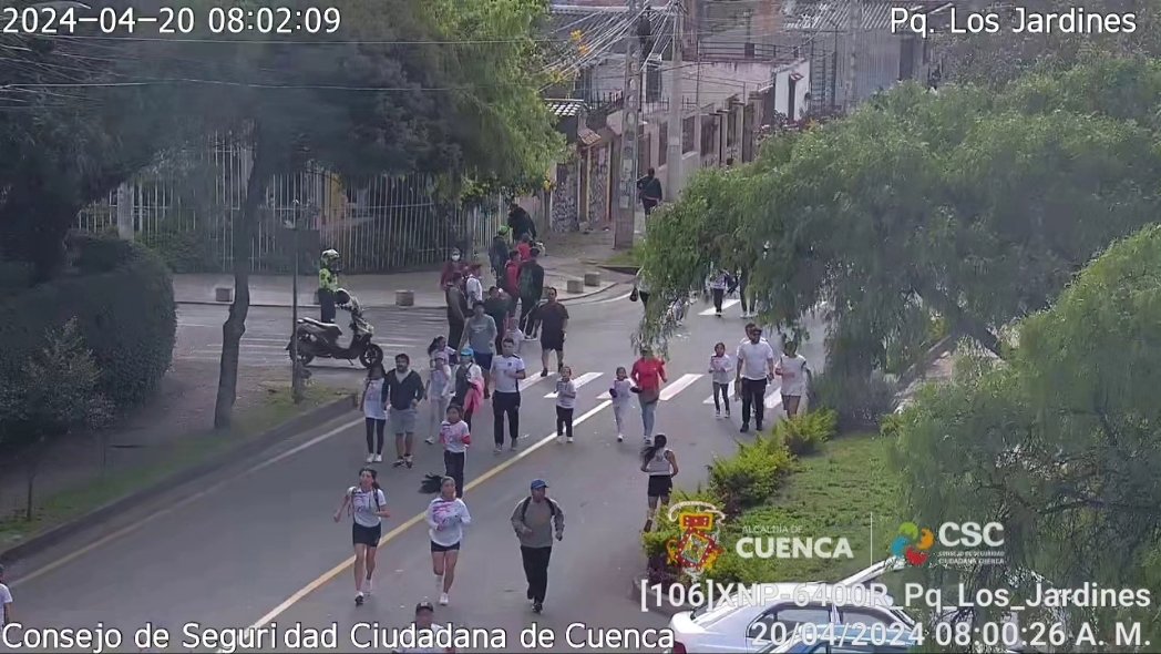 CSC_CUENCA's tweet photo. 💪La seguridad también es apoyar en actividades recreativas, el EOI presente en el evento deportivo realizado por el Colegio Luisa de Jesús Cordero, brindamos apoyo visual y estamos alerta ante cualquier emergencia, junto a @emov_ep construimos una ciudad más segura y en paz. https://t.co/6YgnfYBuHq