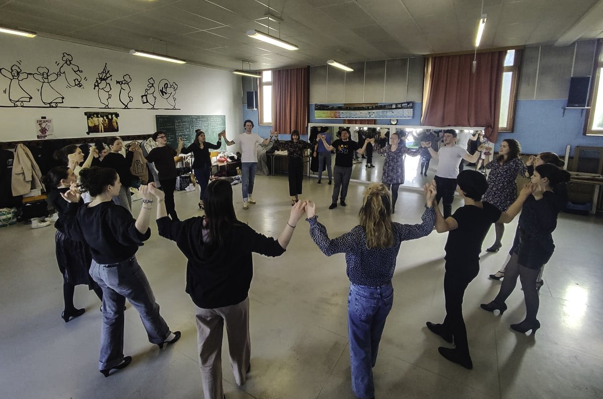 Dernière répétition avant #Tradideiz demain !
👉 Rendez-vous au Palais des Arts de Vannes :
10:16 - Rond Mitoad
11:20 - En Avant-deux de Saint-Aaron
14:36 - Ridée de Saint-Gildas
15:44 - Kas a-barzh
18:49 - Épreuve de défilé !

Photo : Tifenn Martin