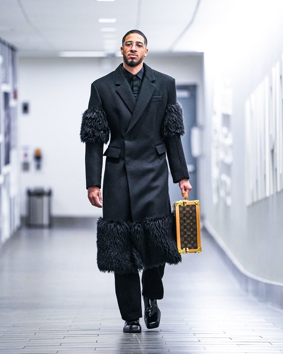 Tyrese Haliburton didn’t disappoint with his birthday arrival fit 👏 vote him for style of the year: link.nba.com/FF-IND