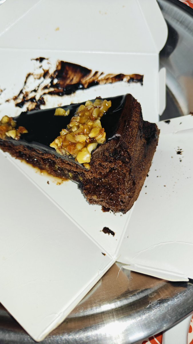 LunarSpark_'s tweet photo. @zomato @deepigoyal @zomato @SweetTruthIndia will never order from you guys again... This was such waste of money.... https://t.co/d9vfPhtQJL