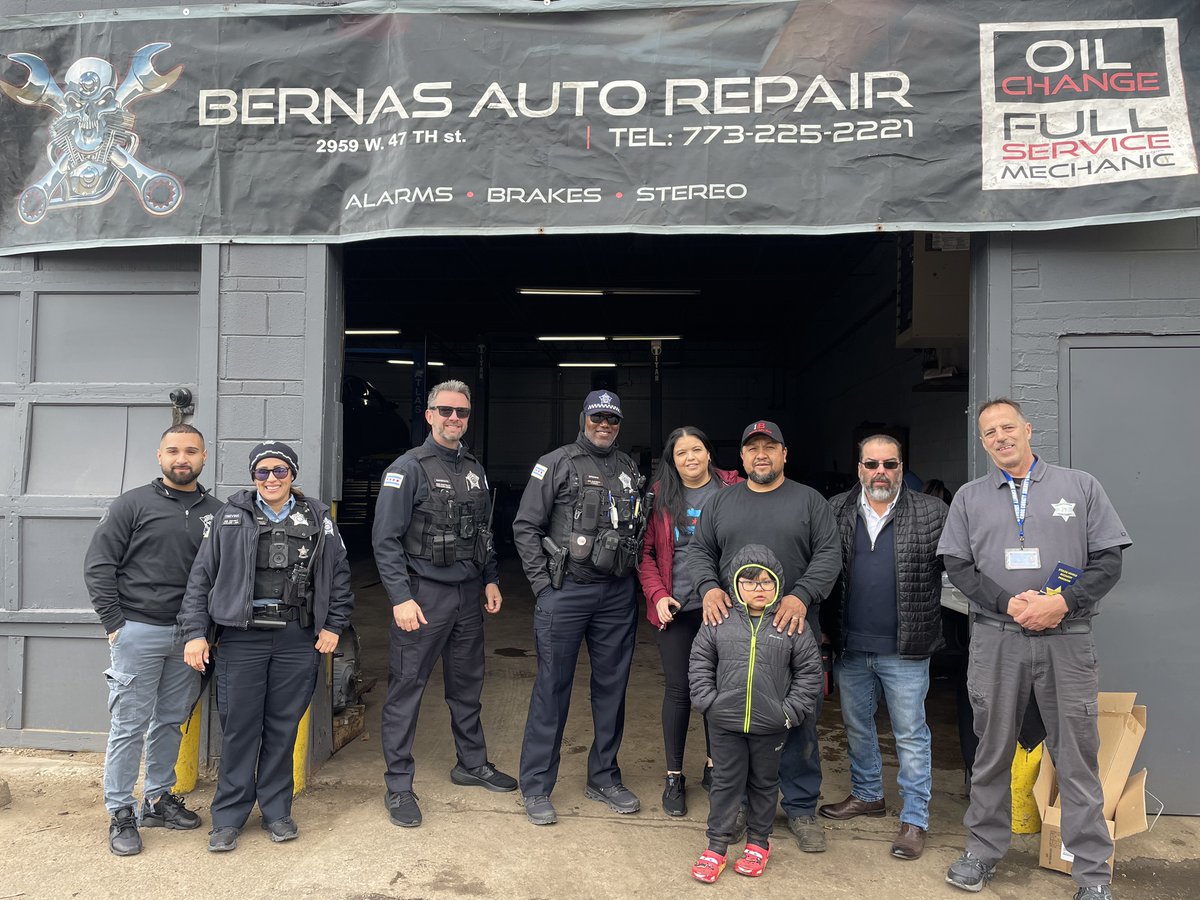8th District and 10th District officers collaborated for a vehicle safety day . Residents received catalytic converter etching kits and steering wheel locks . Thank you to Berna’s auto repair for helping with today’s event. @Chicago_Police