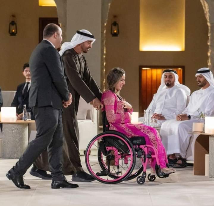UAE President His Highness Sheikh Mohammed bin Zayed Al Nahyan 🇦🇪 talks to Eman Al Safaqasi during #AbuDhabiAwards. 
Eman got injured as she saved lives of people during a fire in a residential building in Al Khalidiya in Abu Dhabi.
Respect