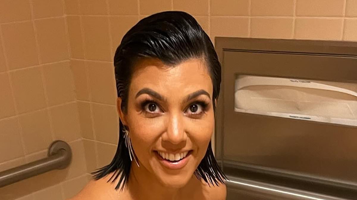 Travis Barker shares candid pictures of  Kourtney on her 45th birthday trib.al/S8S6696