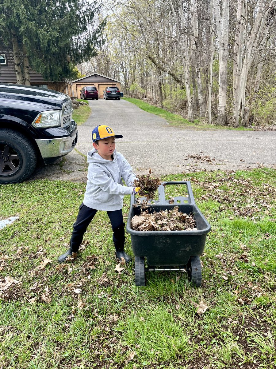 #ClearLakeIB and <a href="/OCSWildcats/">Oxford Community Schools</a> are out and about town for the annual Oxford Gives Back day of service! Great way for our community to take action and collaborate locally!!💛💙
