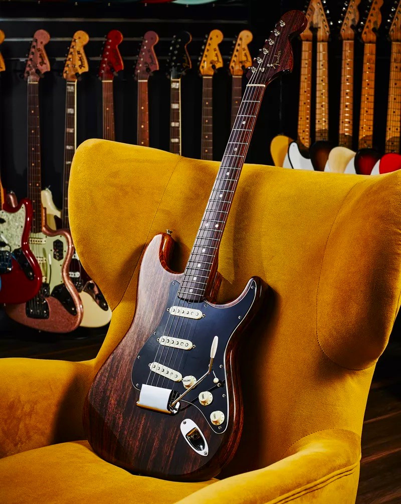 The Fender Rosewood Stratocaster that never made it to Jimi Hendrix. Fender made, like the Rosewood Tele for George Harrison, this '68-70 Rosewood Strat for Jimi but he died before giving to him #guitar #Fender #Stratocaster #FamousGuitars #JimiHendrix #Straturday