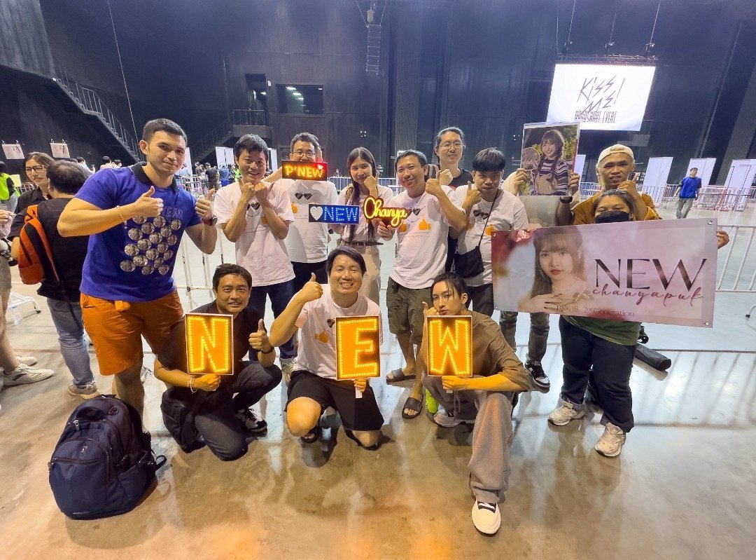 I love this picture so much 😭 like- Noeul gets us he gets hos fans cuz he's a fan himself & it's not like it's from predebut, it's from right now 😭 & I love him for that honestly 🥺🤏 

#Noeulnuttarat #MagentaBoy #BoNoh