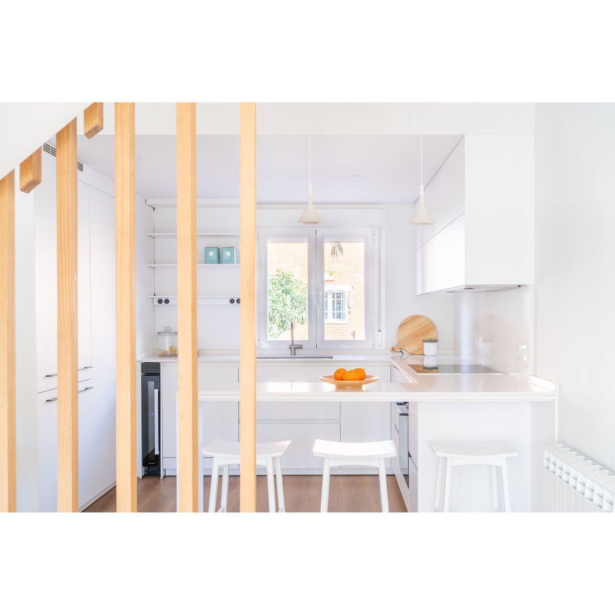 Casa MA • MA House
Discover the renovation of Casa MA in Tres Cantos, Madrid!
Designed by @masu_es and captured by Enqui Photos. This beautiful minimalist kitchen with peninsula optimizes space and lighting perfectly. #InteriorInspiration #KitchenRenovation #KitchenDesign