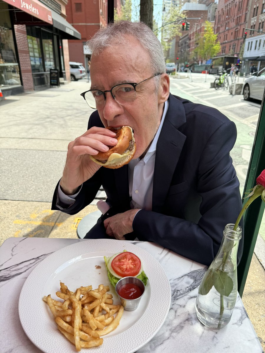 Manny would like to demonstrate the proper way of eating a melty gruyere burger. Open mouth wide. Take a big bite. Chew. Repeat. Now that you know the drill, come on by! 🍔☀️
#mannysbistro #mannysbistrony #burger #mannyslife #cheeseburger #nomnom #upperwestside #uws #newyork #NYC