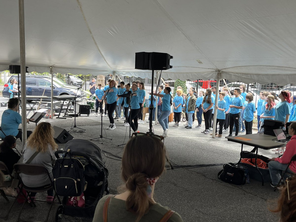 .@BASDnortheast Theatre Company performs The Little Mermaid’s “She’s in Love” at the Cops n’ Kids Celebration of Reading. @BethlehemAreaSD #BuildingBethlehem #BASDcommunity