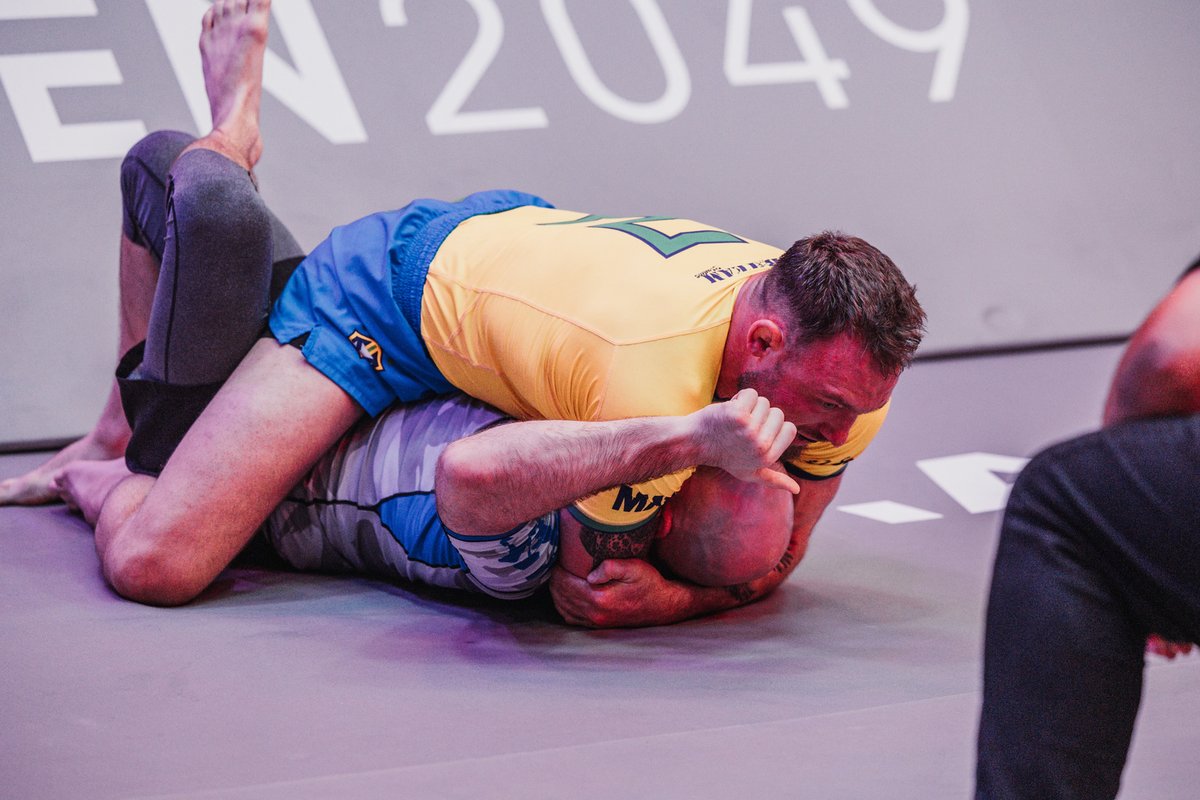KarateCombat's tweet photo. He's done it AGAIN! CRAIG JONES caught Rinat Fakhretdinov in a triangle and progresses to 2-0 in the Pit! 

#KC45 | Live Now | #FreeOnYoutube https://t.co/BhMFcH7izX