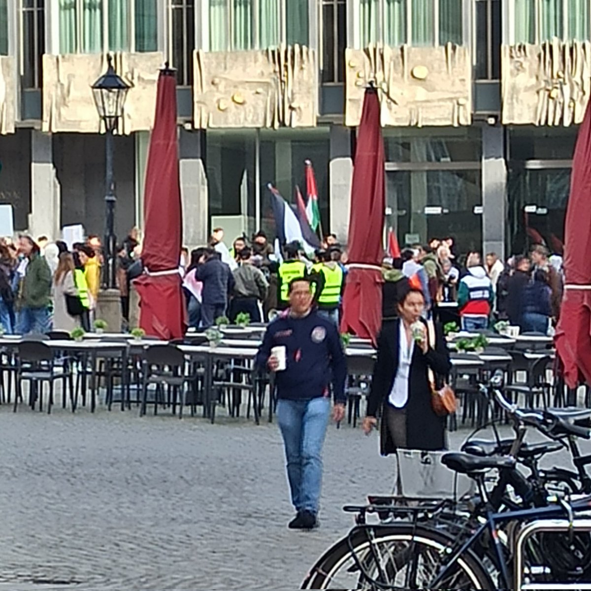 Deswegen ist hier so viel Polizei in Bremen. Palestine Flaggen vor der Bürgerschaft.