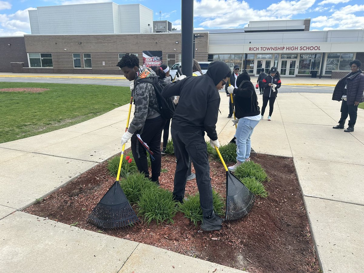 Raptors Serve local parks, churches, & businesses in our community #StudentDayOfService @RTHS_Athletics @RTHSacademies @RTHS_Poms_Dance @DrJohnnieThomas @rich227SCouncil