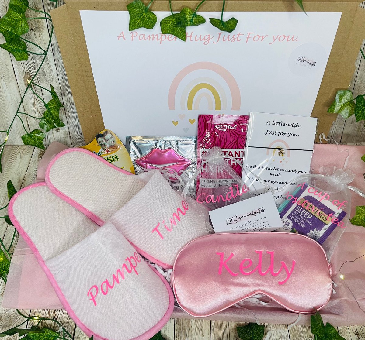 Lovely pink pamper hamper. Hug in a box for someone special. 
Personalised gift.

ktspecialgifts.etsy.com/listing/171776…

#pamperhamper #huginabox #spagift #friendgift #giftforher #personalised #facemask #relaxgift #wishbracelet
