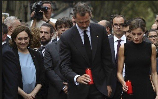 loxanma's tweet image. Per l’única cosa que posa el cos la Colau es per sortir a la foto amb una rialla d’orella a orella i sigui la circumstància que sigui. O no tenim memòria?
#fàstic