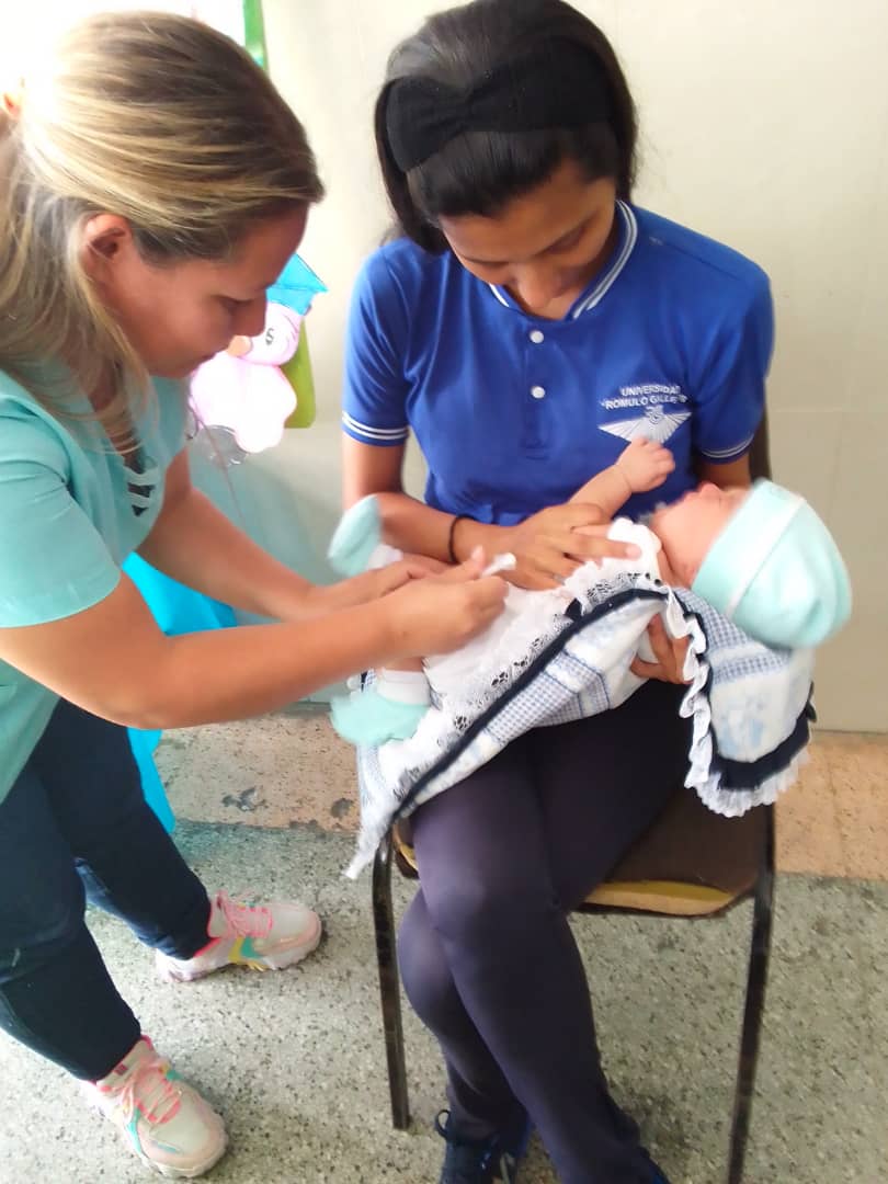 #20Abr | Desde el Hospital Dr Egidio Montesinos se lleva a cabo una jornada de vacunación enmarcado en la Celebración Bolivariana de Inmunizaciones, gracias a nuestro Presidente @NicolasMaduro, Ministra @MagaGutierrezV y Gobernador @AdolfoP_Oficial. @JavierC_Salud