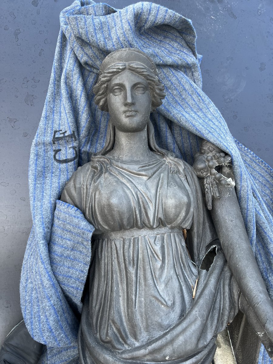 En god nyhed! Takket være en flot indsats fra beredskabet, er det nu lykkes at lokalisere og opsamle den statue, der stod på toppen af Børsens vestvendte gavl, som styrtede ned torsdag 👏 Statuen forestiller Abundantia, gudinde for velstand og er fra slutningen af 1800-tallet.