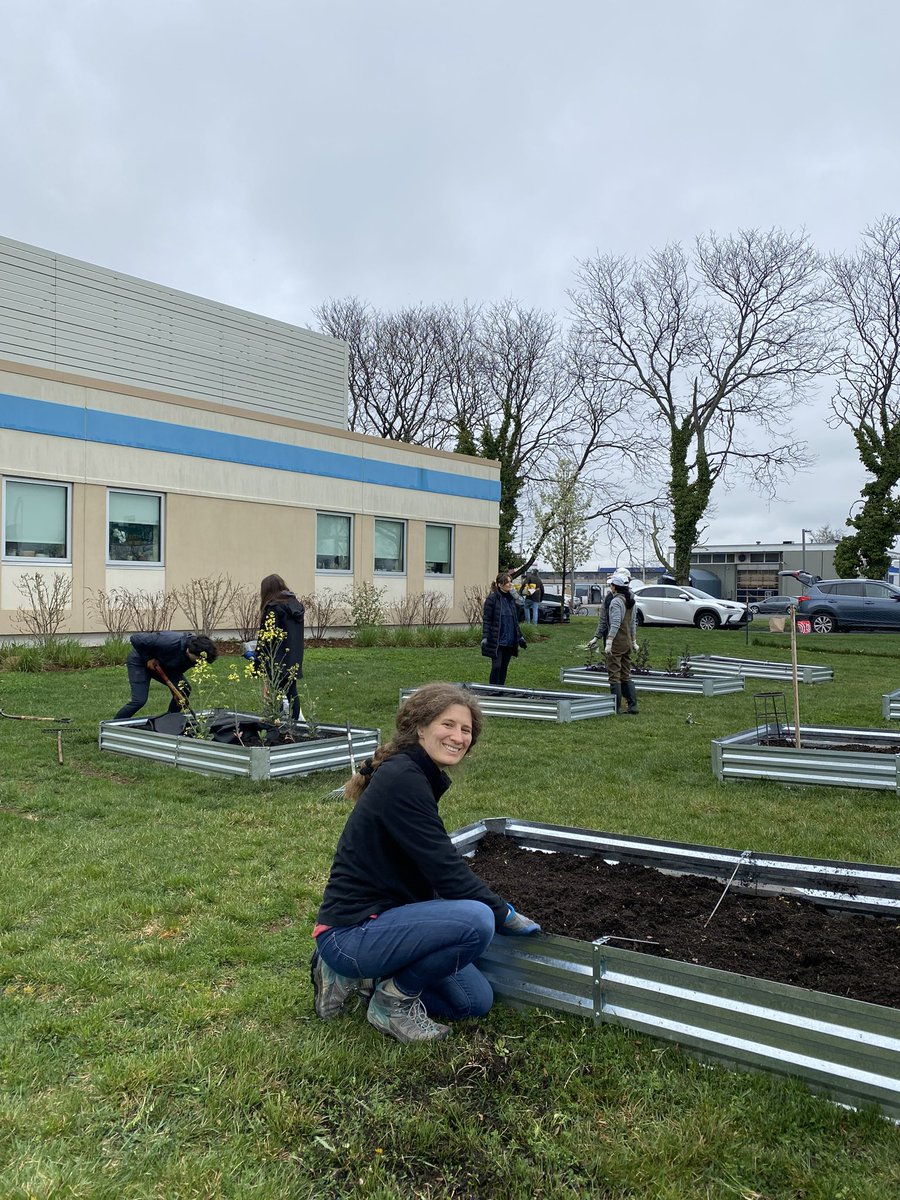 Kicking off growing season at Whitman’s Garden @YaleIMed @YaleIM_Chiefs Fresh produce grown right outside clinic for food-insecure patients #foodismedicine 🥬🥕🍅