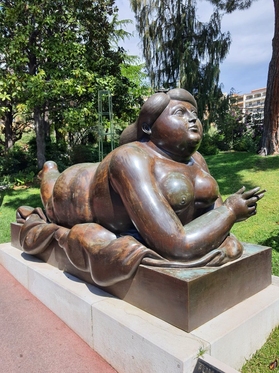 Fernando Bottero Sculpteur 'La femme à la cigarette 🚬 ' Parc paysager à Fontvieille Monaco