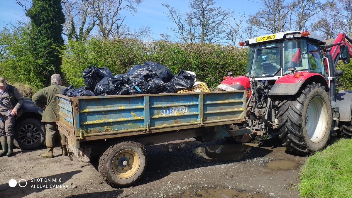 Great weather & craic on the Lough Neagh shore clean organised by Joe, the gamekeeper & the local shooting club. Split into 3 groups to cover from the Crumlin to Glenavy river. Multiple trailer loads lifted & big thanks to Mandie & all waste management .@ANBorough 4 their help 👍