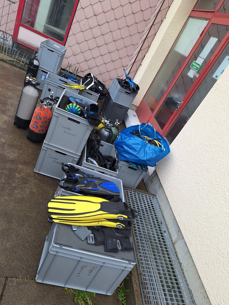 Grossaufgebot vor dem Hallenbad für das Training 💪