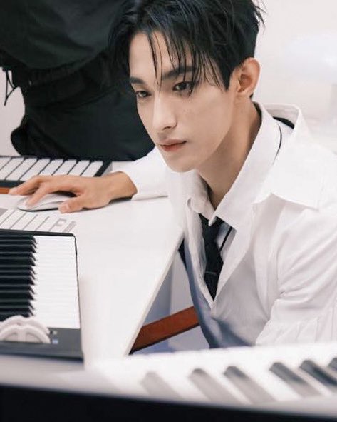 nunchi_off's tweet photo. Dk wearing Emblem Bolo Tie Set Black from OJOS 👔🖤 𓍯𓂃 💎 @pledis_17 

✮ link of the tie : https://t.co/8iB4fPbZnF

#nunchi #nunchi_off #kfashionineurope #koreanfashion #kfashion #koreanbrands #17DK_Fashion #SEVENTEEN #세븐틴 #DK #도겸 #도겸패션 #세븐틴패션 https://t.co/y1LsAkmnUq