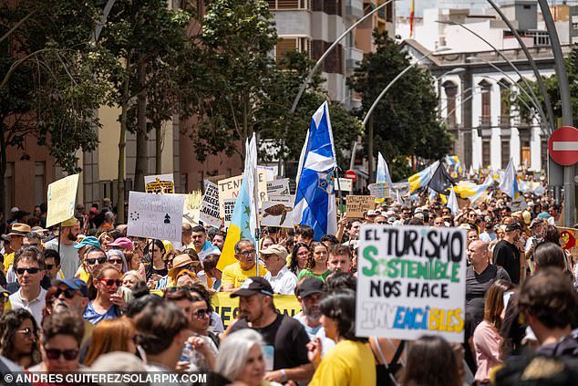 Thousands of islander’s took to the streets of my favourite holiday destination on Saturday to protest the problems caused by mass tourism & to demand politicians do something. Weyler Square in the #Tenerife capital Santa Cruz was packed & they hold a genuine grievance.🙁🏝
