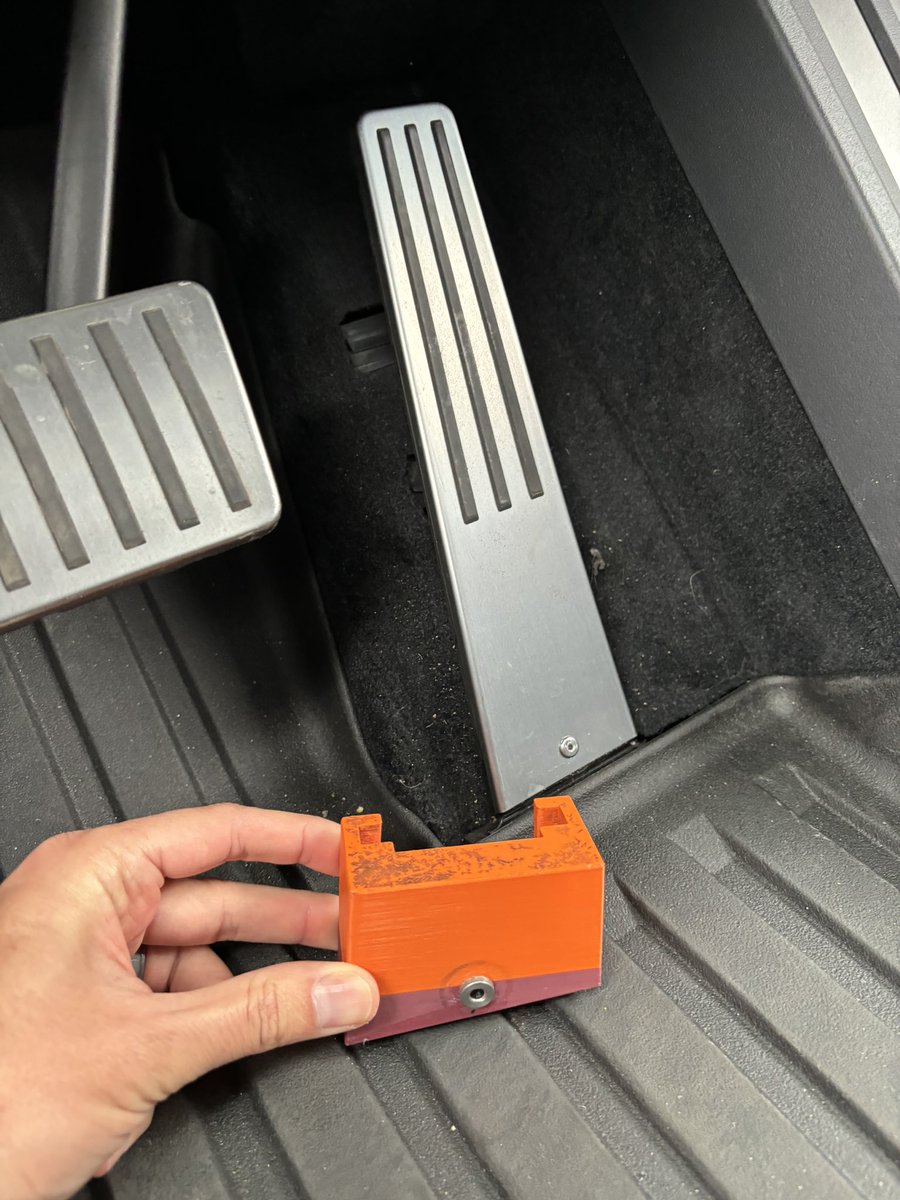 aaronjcash's tweet photo. Tesla is out here at the Cybertakeover event knocking out recalls in about 10 seconds.

@BLKMDL3 @DennisCW_ @brand0n https://t.co/LYcffXppzR